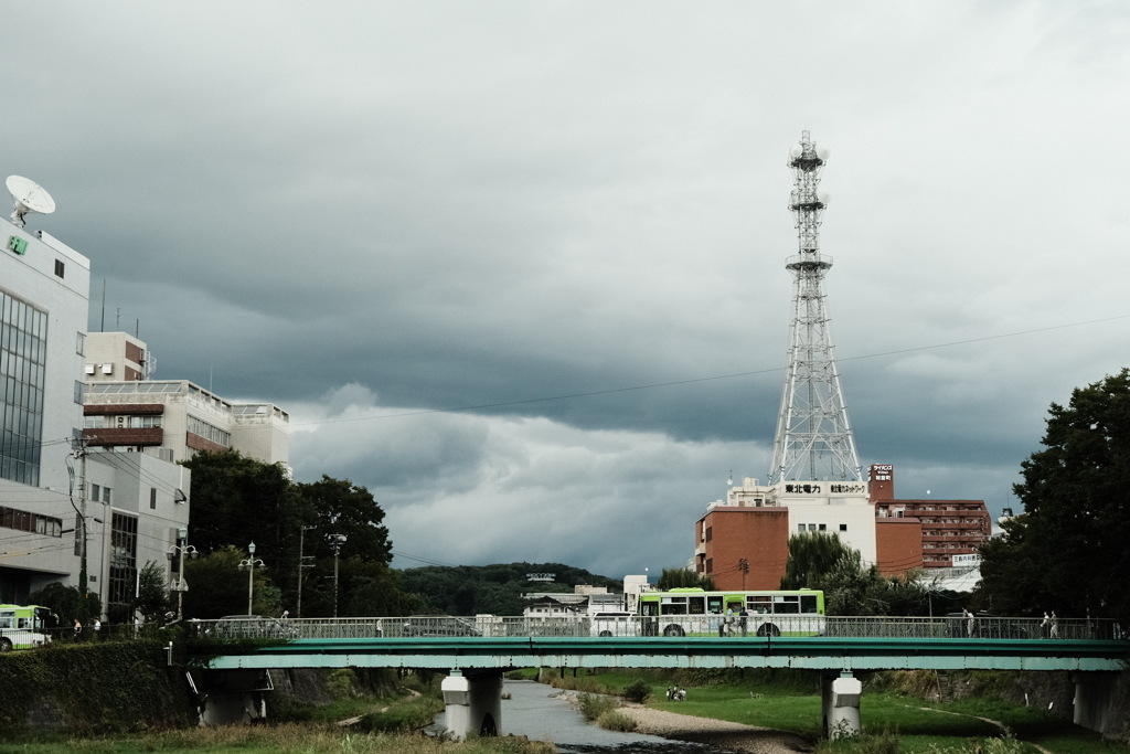 雨上がりの中の橋