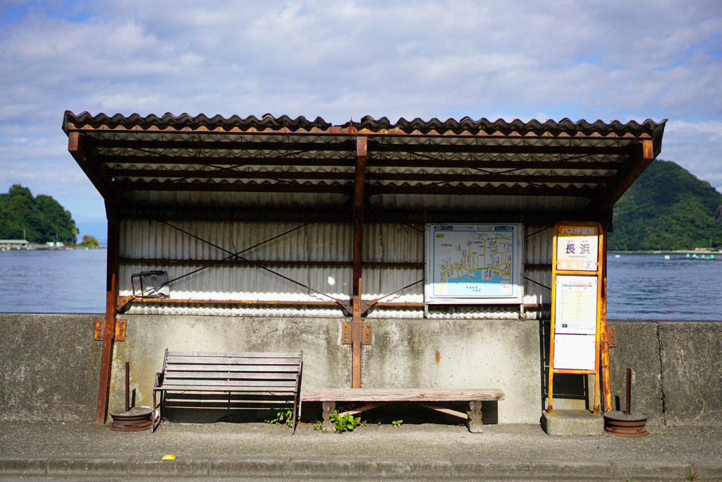 いつものバス停で。