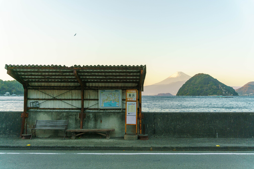 夕暮れのバス停で。