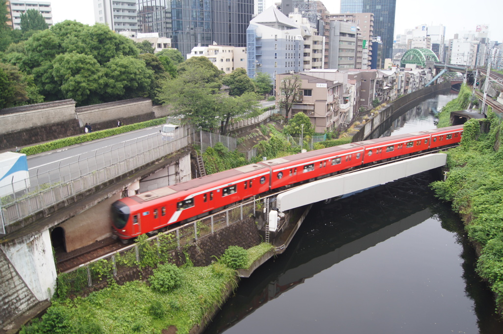 川を渡る地下鉄