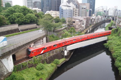 川を渡る地下鉄