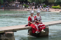 民族衣装を着て