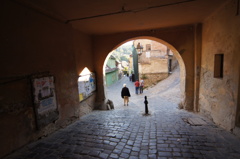 石畳のトンネル