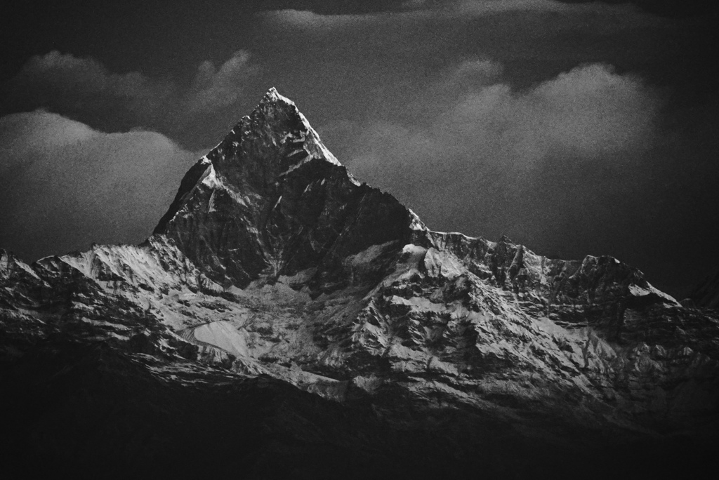 白と黒の山