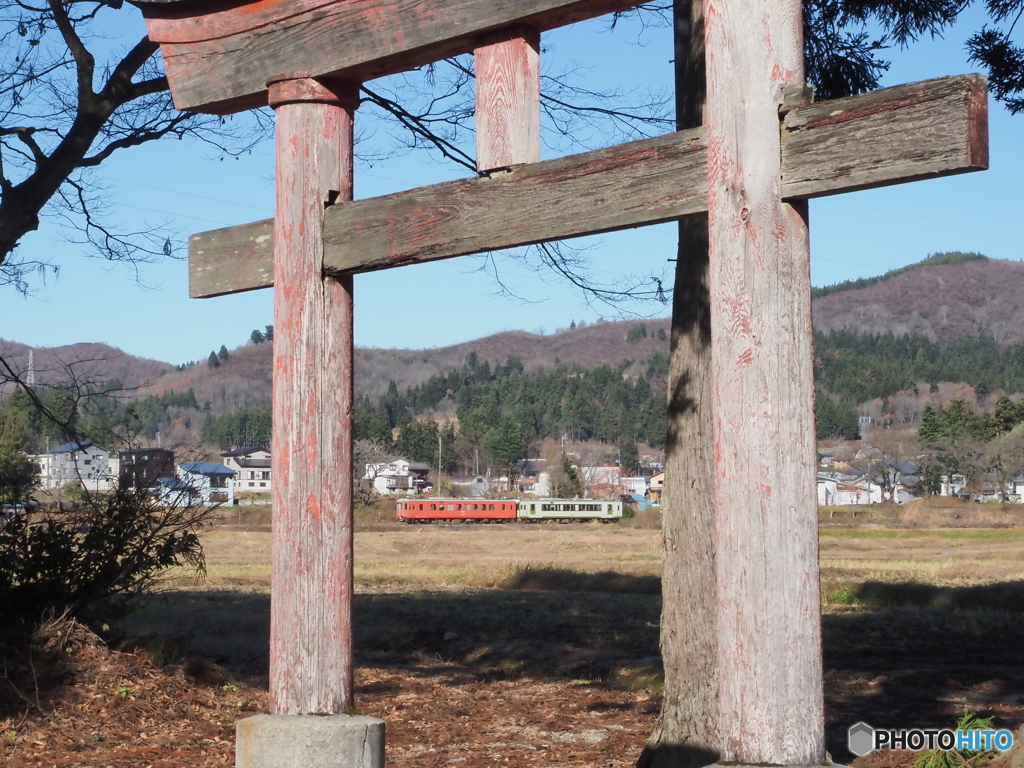 鳥居の先を安全運行で行く