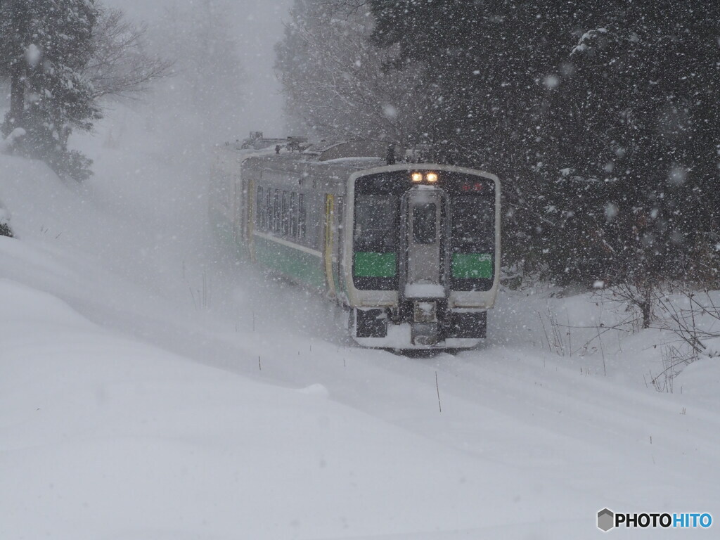 雪煙を上げ