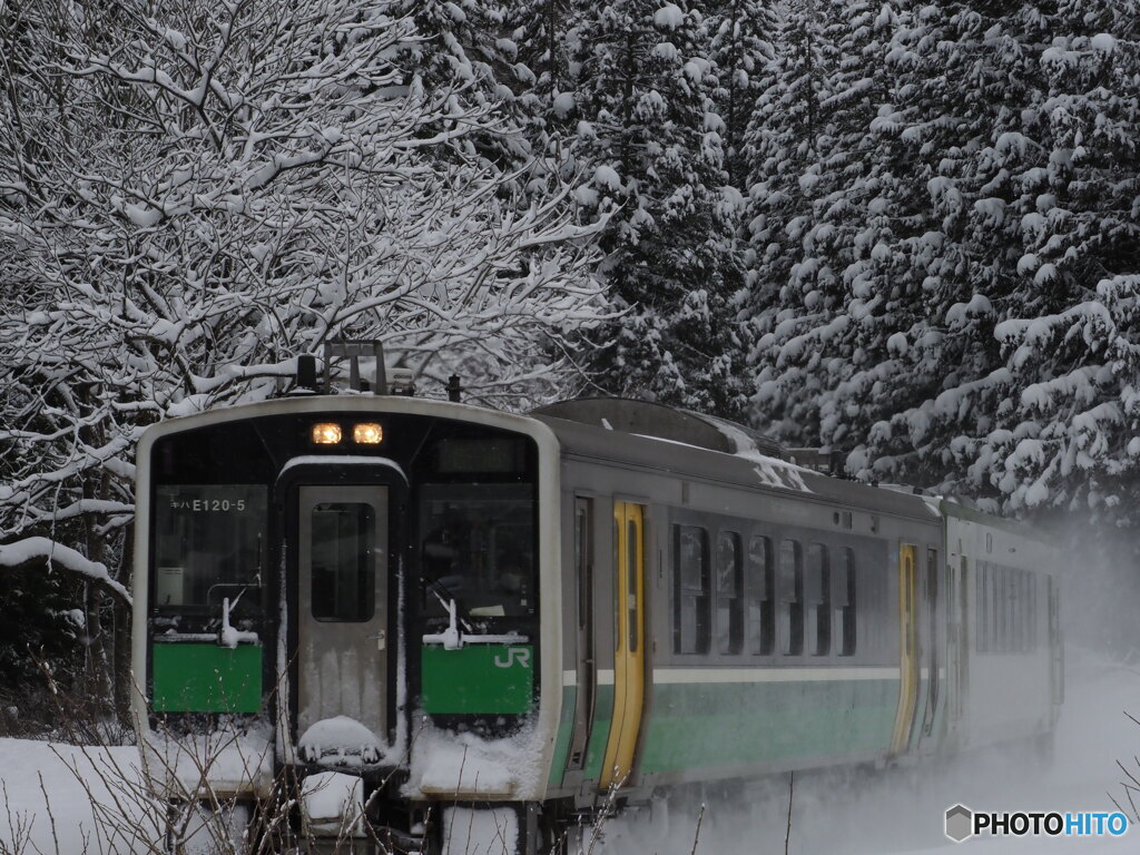 雪煙を上げ