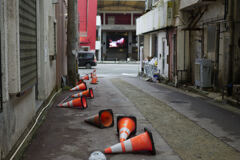 皆さん裏路地で休憩中