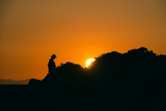 煙草をふかし夕暮れを歩く