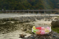 琥珀糖と渡月橋