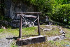 採石場の祠と朽ちた鳥居