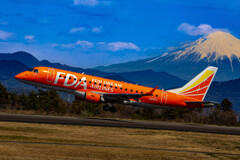 飛び立つ飛行機と雄大な富士山