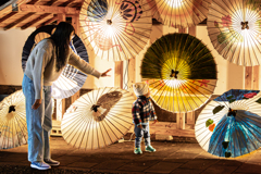 和傘が照らす、親子の時間