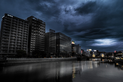 嵐の予感と であい橋の灯火