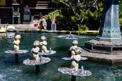 祈りの池に浮かぶ童子たち