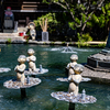 祈りの池に浮かぶ童子たち