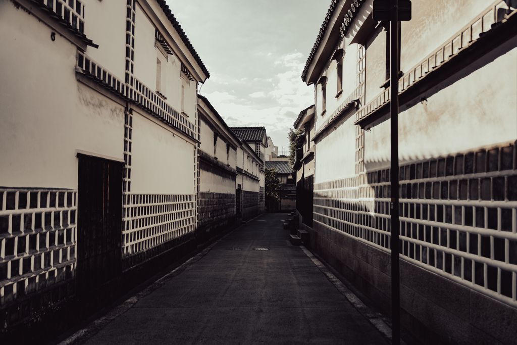白壁に刻まれた時代の記憶