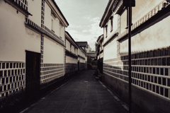 白壁に刻まれた時代の記憶