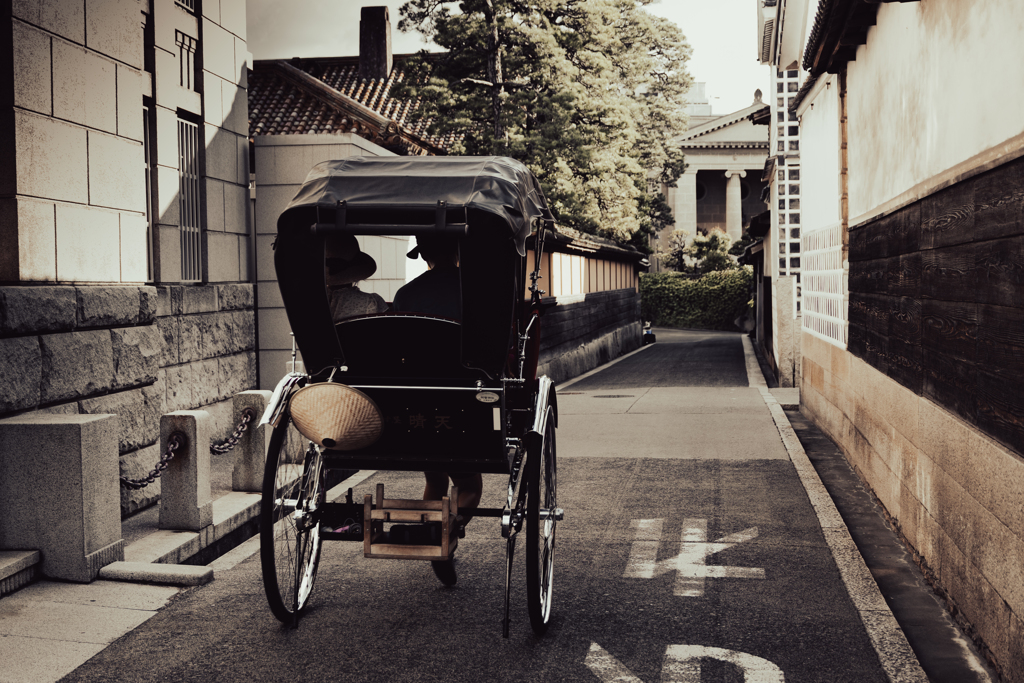 路地に舞う車輪の調べ