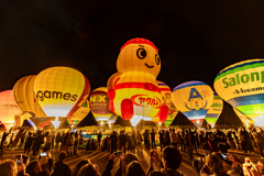 闇を染める、光と歓声