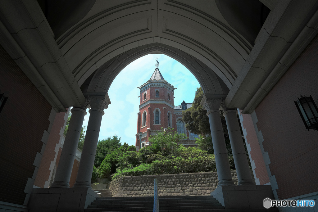 アーチの先に佇む