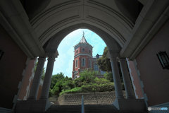 アーチの先に佇む