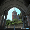アーチの先に佇む