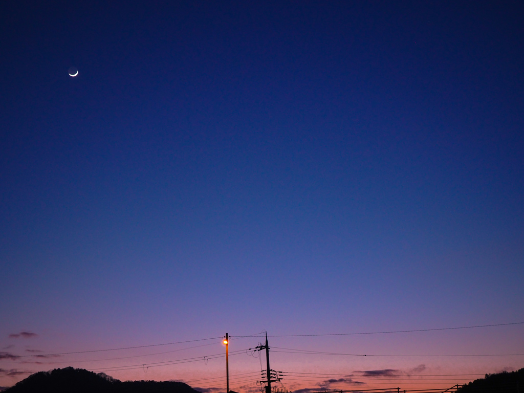 夕暮れと三日月