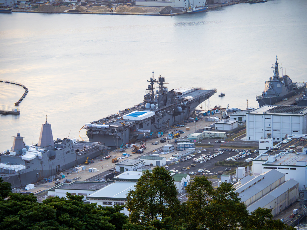 朝日に照らされる米国艦