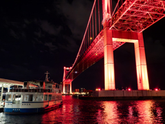 赤い橋とポンポン船