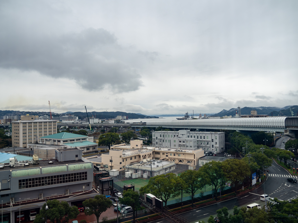 鉛色の空の軍港