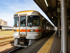 駅舎に響くエンジン音