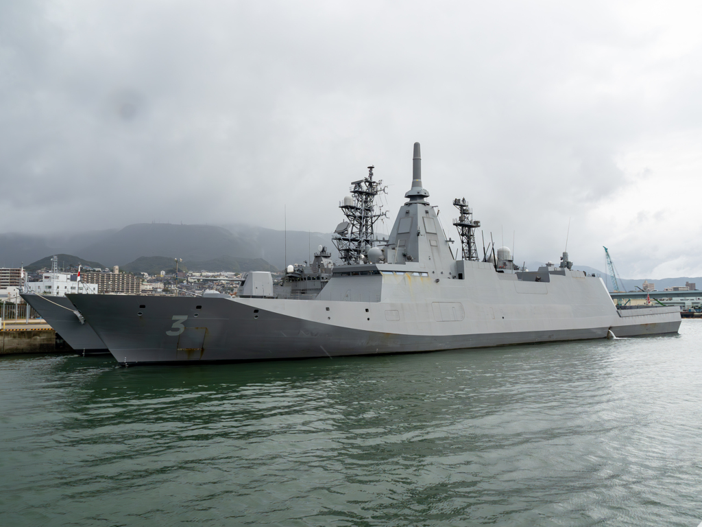 護衛艦のしろとさわぎり