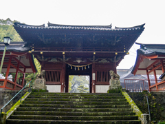 雨中の楼門