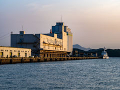 夕染めの倉庫群