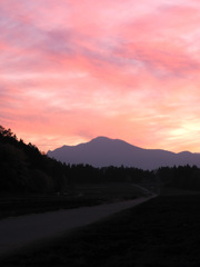 夕焼けに包まれる子持山
