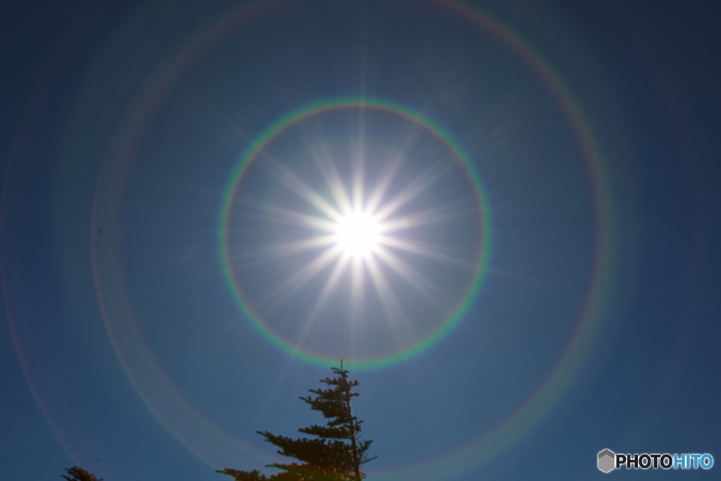 輝く太陽と虹の輪