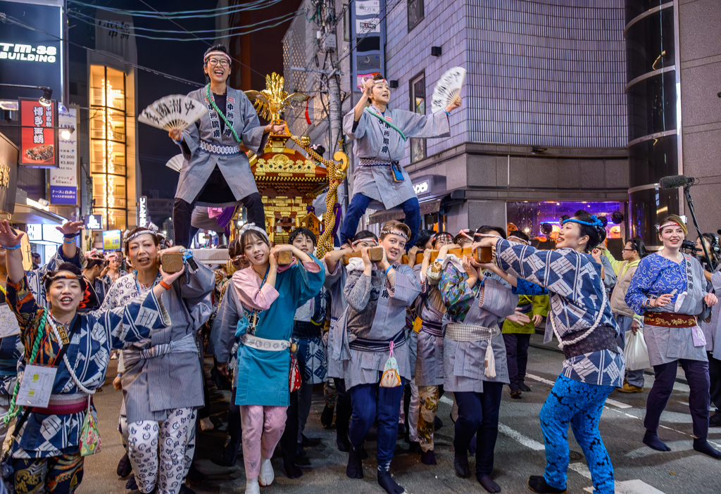 熱気溢れる神輿の花