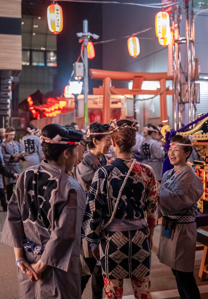 勇ましくも華やかな後ろ髪