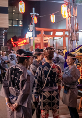 勇ましくも華やかな後ろ髪