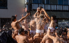 競り子に勢い水