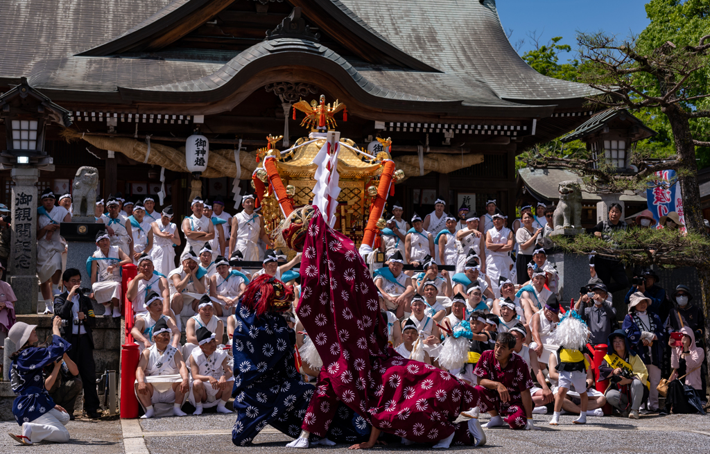 獅子舞で幕開け