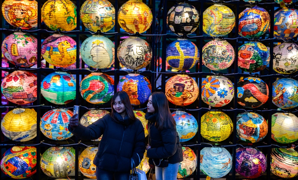 壁ランタンとAsian Girl