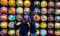 壁ランタンとAsian Girl