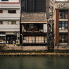 川の向こうの店と路