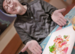 りゅうちゃん、鮮魚のカルパッチョ彩り野菜と赤玉ねぎソースを食べる