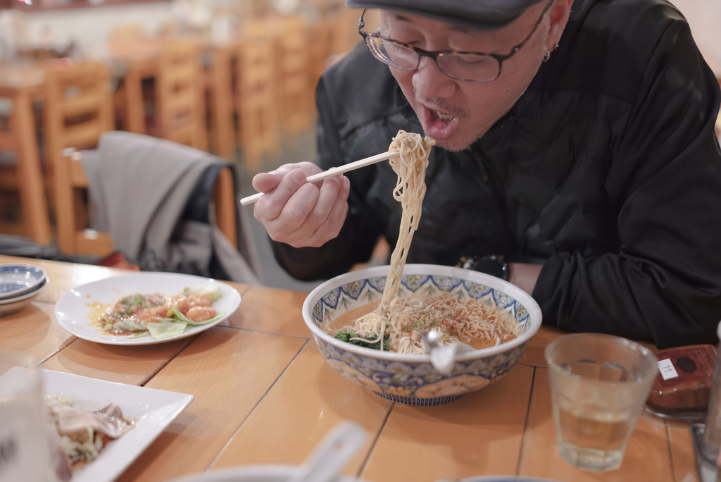 りゅうちゃん、そして担々麺を食べる