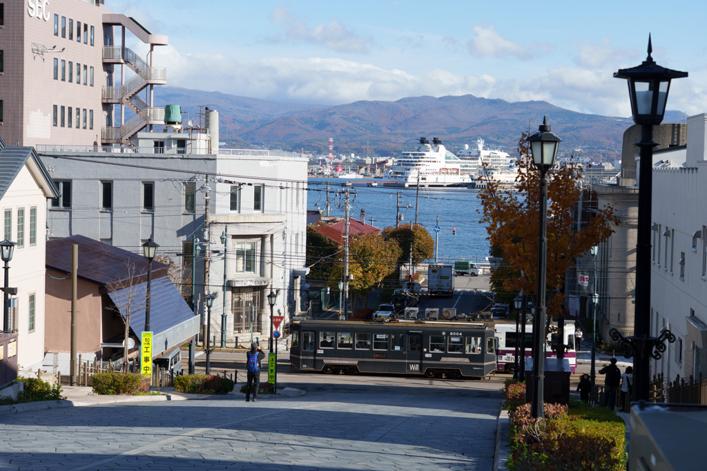 街中を走る函館市電