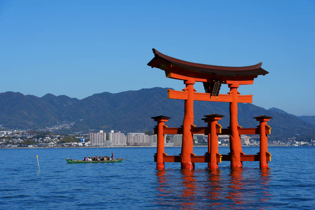 海にそびえたつ鳥居