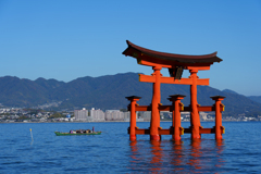 海にそびえたつ鳥居